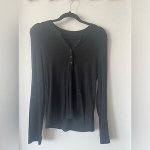 black long sleeve tee